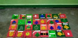 WOLONTARIUSZE PRZYGOTOWUJĄ KARTKI ŚWIĄTECZNE