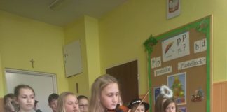 Jadą kolędnicy , na skrzypeczkach grają…