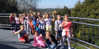 Klasa 1a tworzy jesienne obrazy.