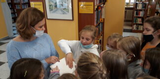 W bibliotece miejskiej.