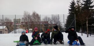 KLASA 4 B KORZYSTA Z UROKÓW ZIMY!