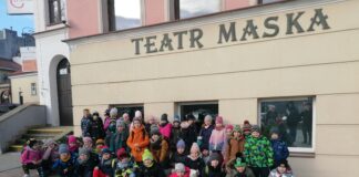 Pierwszaki w teatrze.