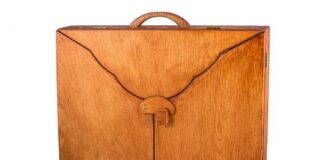 Magiczny drewniany teatrzyk KAMISHIBAI.