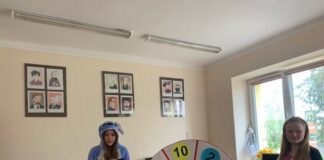 Uroczyste przyjęcie uczniów klas pierwszych do grona czytelników szkolnych.