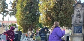 Akcja sprzątania zabytkowych grobów przez wolontariuszy