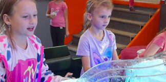 Świetliczaki aktywnie spędzają czas w Parku Trampolin.