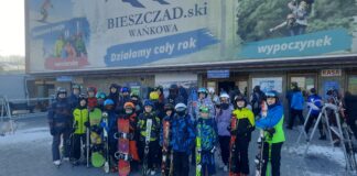 Aktywny dzień na stoku narciarskim.