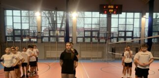 🎅🏐 Mikołajkowy Turniej Siatkarski Klas VIII – sportowe emocje na najwyższym poziomie! 🏐🎅